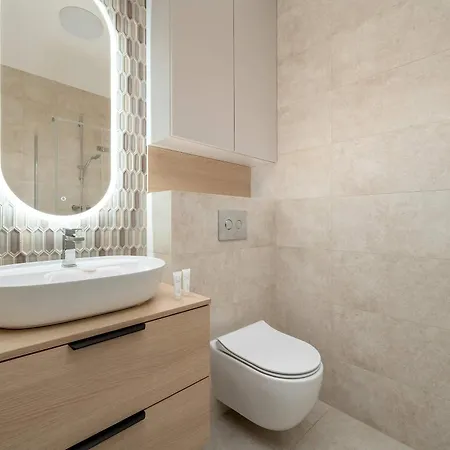 Beige In With Parking And Balcony By Renters 아파트