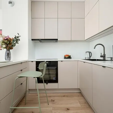 Beige In With Parking And Balcony By Renters 아파트