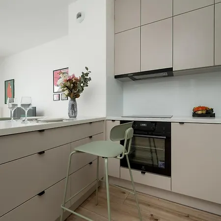 Beige In With Parking And Balcony By Renters 아파트 *