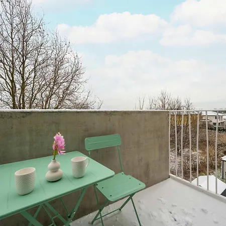 아파트 Beige In With Parking And Balcony By Renters